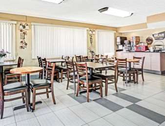 Knights Inn Aurora Restaurante foto