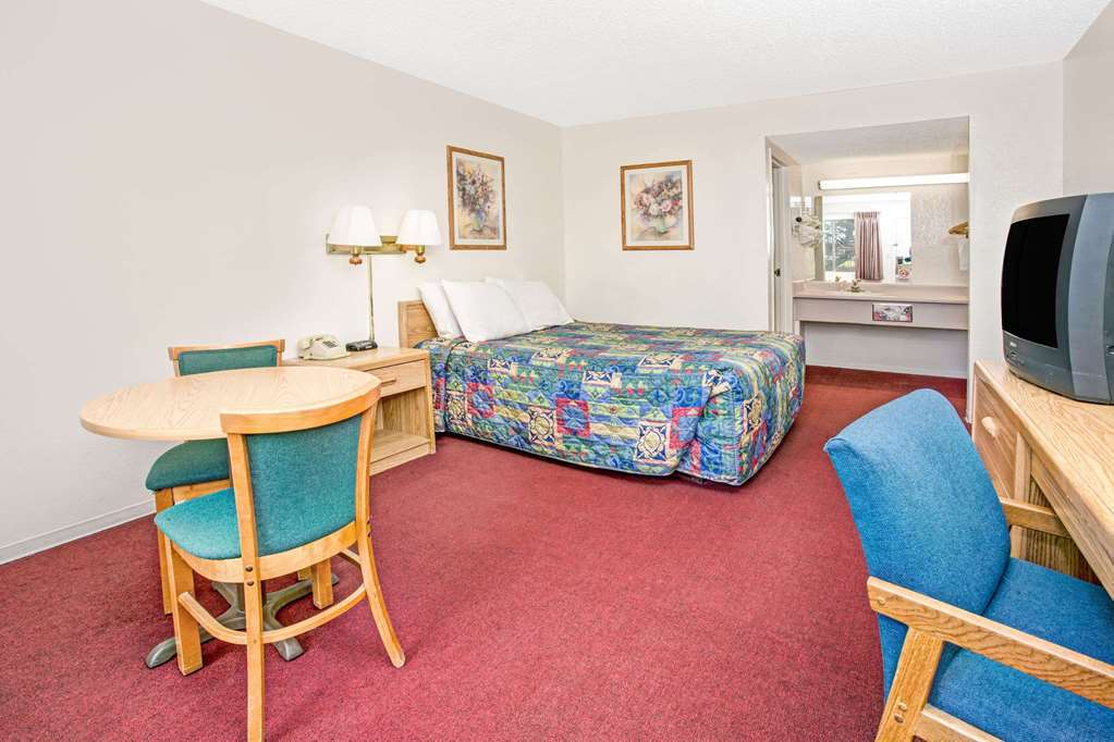 Knights Inn Aurora Quarto foto